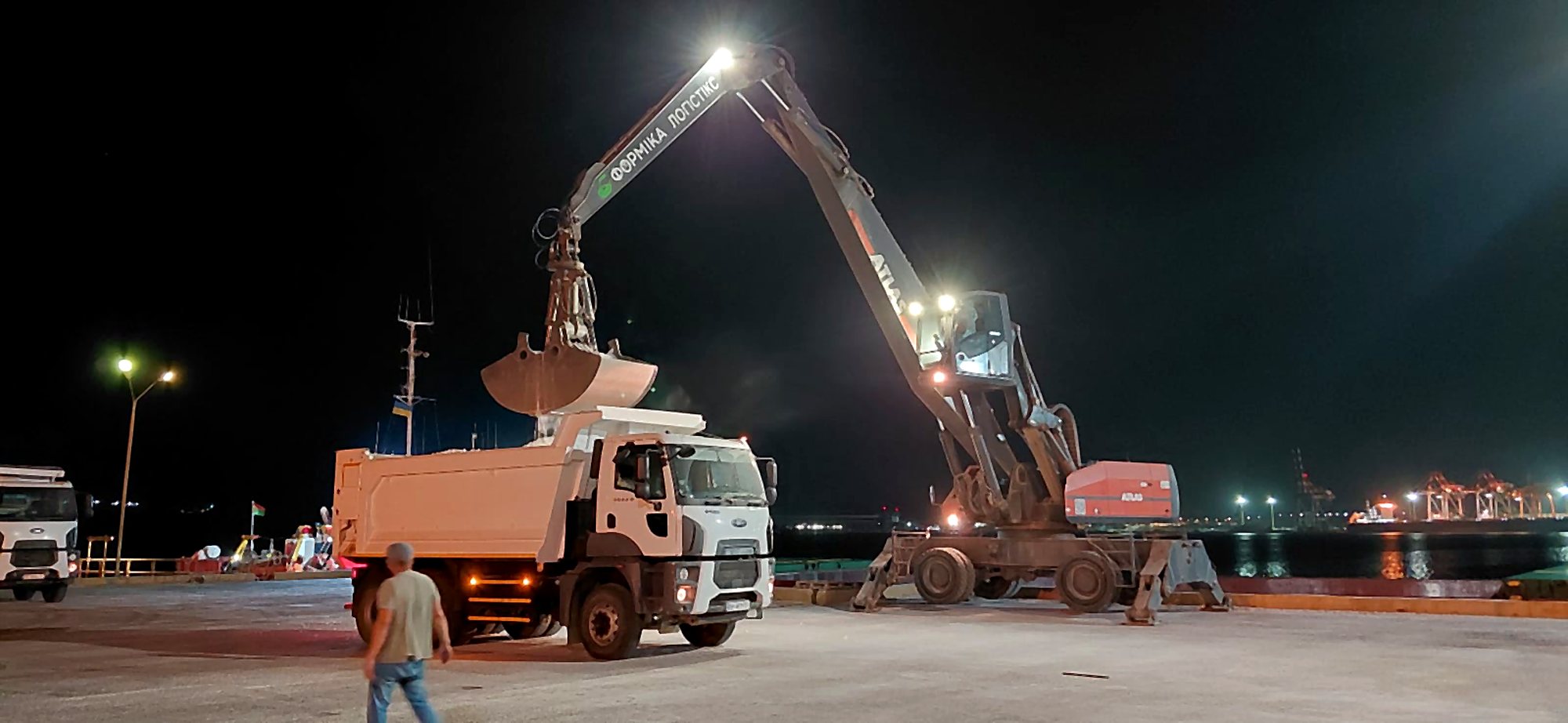 Нічне перевантаження в порту: перевантажувач Atlas і самоскид – техніка Formica в роботі