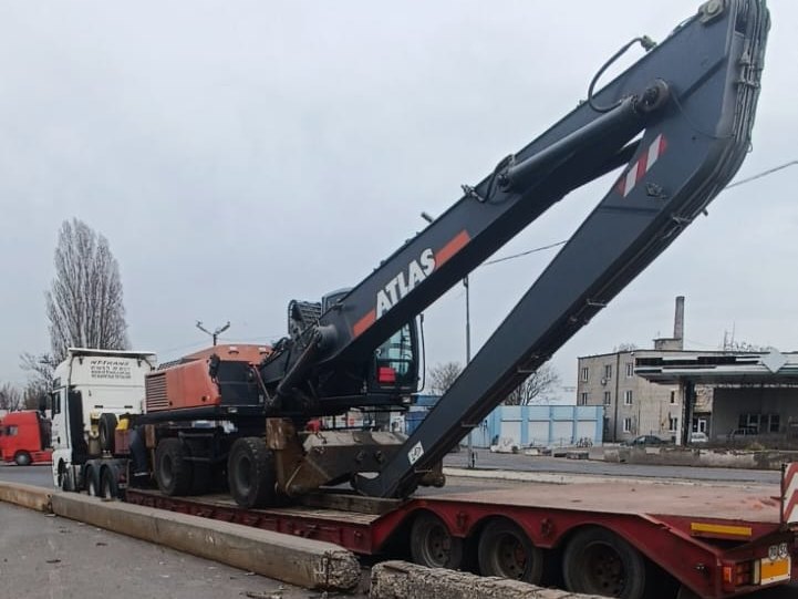 Екскаватор-перевантажувач Atlas 350MH під час перевезення на тралі