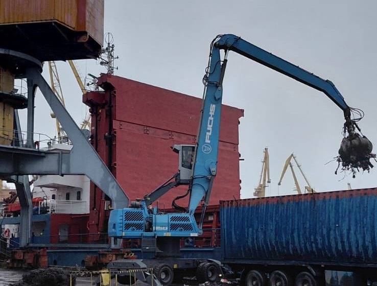 Перевантажувач Terex Fuchs MHL350 на причалі порту